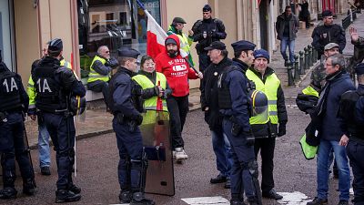 Összecsaptak a rendőrökkel a sárgamellényes tüntetők a francia Nemzetgyűlés előtt 