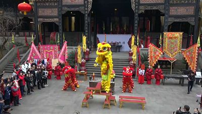 Chinese worshippers pray to God of Wealth