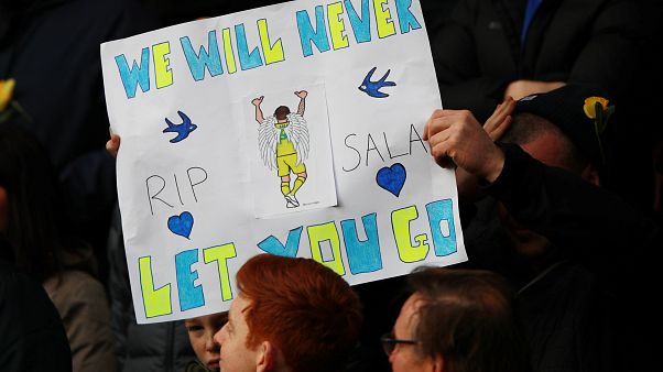 Un minuto di silenzio per Emiliano Sala: l'omaggio di Premier League e Ligue 1 Un minuto di silenzio per Emiliano Sala: l'omaggio di Premier League e Ligue 1