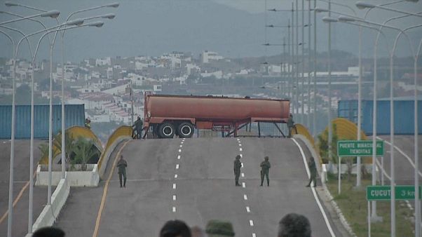 Com a ajuda bloqueada, venezuelanos vão à Colômbia buscar bens Com a ajuda bloqueada, venezuelanos vão à Colômbia buscar bens