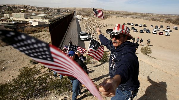 Élő fal a mexikói-amerikai határon Élő fal a mexikói-amerikai határon