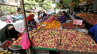نساء يتسوقن في سوق للخضروات والفاكهة بالقاهرة