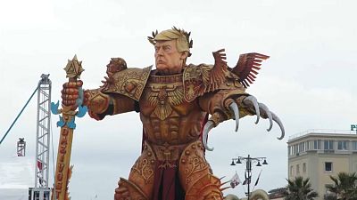 Donald Trump "l'imperatore" sui carri del carnevale di Viareggio 