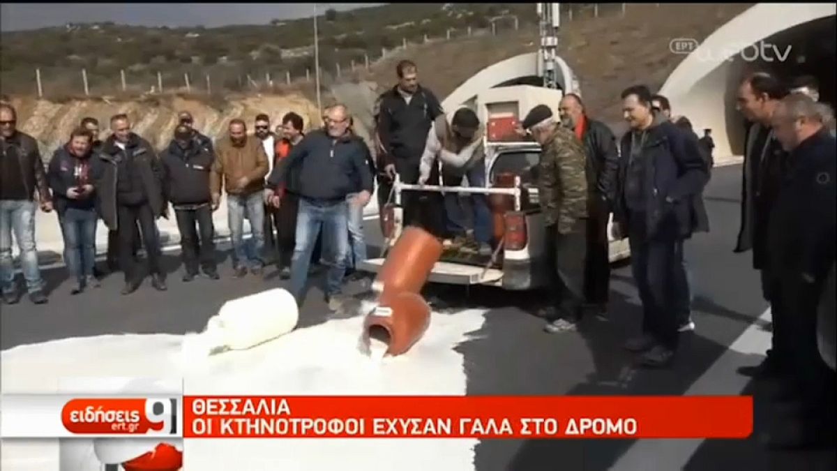 Agricoltori greci bloccano autostrada