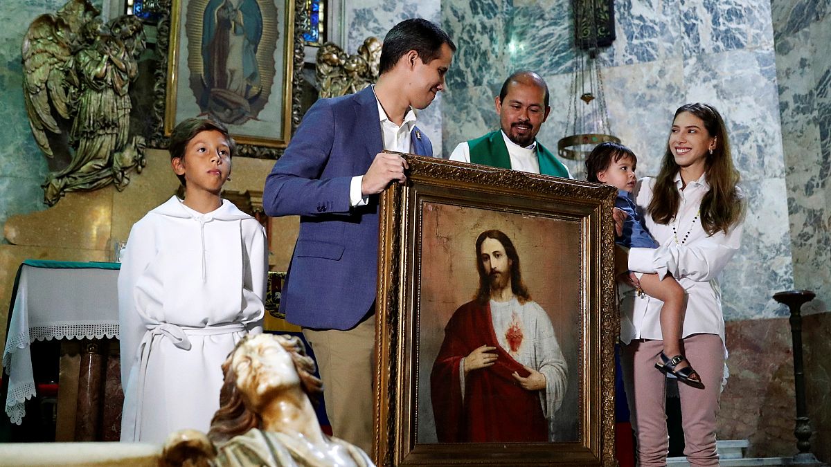 شاهد: غوايدو يحضر قداساً في كاراكاس مع عائلته وسط هتافات أنصاره