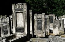 الشرطة البريطانية تفتح تحقيقاً حول تشويه مقابر يهودية باعتبارها جريمة كراهية