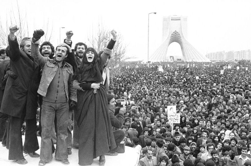 Bir milyondan fazla İslam cumhuriyeti destekçisi, Şah Rıza Pehlevi'nin geride bıraktığı sivil hükümete karşı güç gösterisi için Tahran'daki Şah Anıtı önünde
