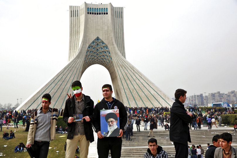 İranlı gençler Tahran'da Özgürlük Meydanı'nda bulunan Özgürlük Anıtı önünde