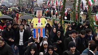 حشود الإيرانيين من مختلف الأعمار يحيون وسط طهران ذكرى الثورة