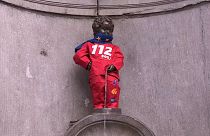 Писающий Мальчик надел костюм службы "112"