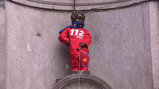 Писающий Мальчик надел костюм службы "112" Писающий Мальчик надел костюм службы "112"