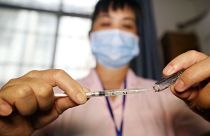Vakcinát készít elő egy nővér a kínai Zsungan egyik kórházában 2018. július