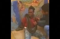 Αστυνομικοί χρησιμοποίησαν φίδι για να αναγκάσουν ύποπτο να ομολογήσει