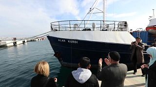 شاهد: سفينة إنقاذ ألمانية تكرّم الطفل السوري الغريق "إيلان" على طريقتها