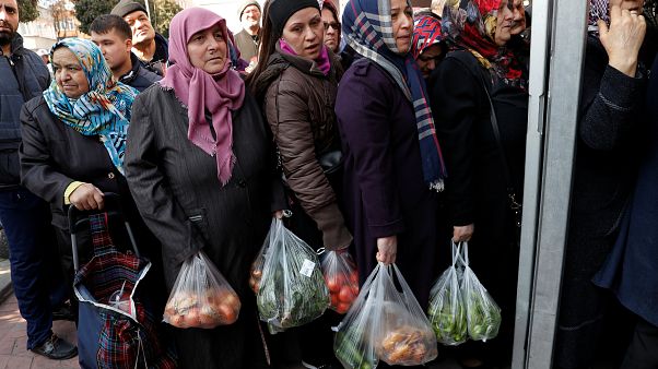 "Lebensmittel-Terror": Erdogan verkauft Gemüse "Lebensmittel-Terror": Erdogan verkauft Gemüse