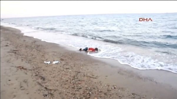 Bautizan al barco de una ONG con el nombre del niño muerto en una playa turca Bautizan al barco de una ONG con el nombre del niño muerto en una playa turca