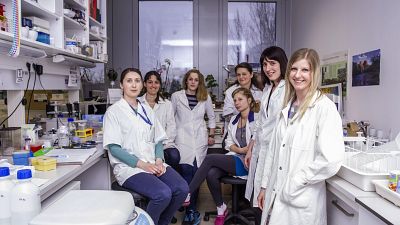 Laboratóriumi dolgozók az MTA Természettudományi  Kutatóközpontjában (2017)