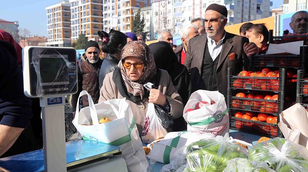 İstanbul Bağcılar Meydan'da tanzim satış noktası kuruldu. İstanbul Bağcılar Meydan'da tanzim satış noktası kuruldu.