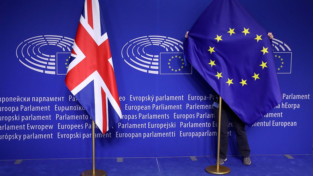 Az EU zászlóját igazítják az Európai Parlamentben