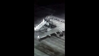 Uçağa binen yolcular merdiven kırılınca yere çakıldı 