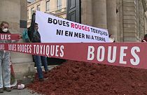 Des militants écologistes déversent des "boues rouges" à Paris