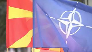 La bandiera della Nato sventola su Skopje