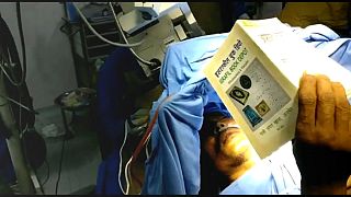 شاهد: مريض يقرأ القرآن أثناء خضوعه لعملية جراحية في المخ