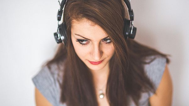 منظمة الصحة العالمية: مليار شخص في خطر بسبب سماعات الأذن منظمة الصحة العالمية: مليار شخص في خطر بسبب سماعات الأذن