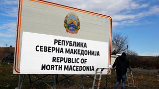 Βόρεια Μακεδονία: Aλλάζουν πινακίδες, διαβατήρια και...αγάλματα!