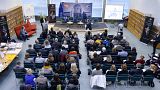 Políticos, cientificos y periodistas: juntos frente a la desconfianza del público Políticos, cientificos y periodistas: juntos frente a la desconfianza del público