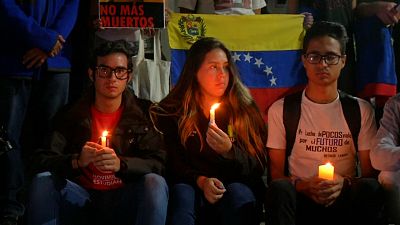 Jóvenes venezolanos celebran una vigilia en Caracas por los muertos en las protestas