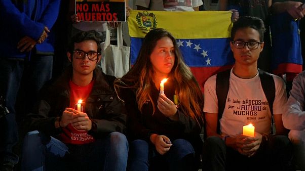 Megölt társaikért virrasztottak diákok Venezuelában Megölt társaikért virrasztottak diákok Venezuelában