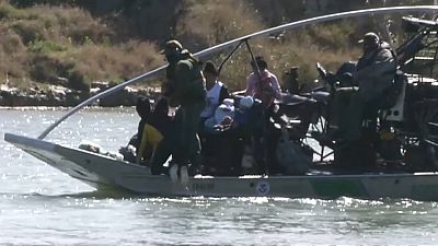 شاهد:  السلطات الأميركية تنقذ عائلة مهاجرين من نهر ريو غراندي عند الحدود مع المكسيك