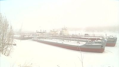 Jégbe fagyott hajókat javítanak Szibériában