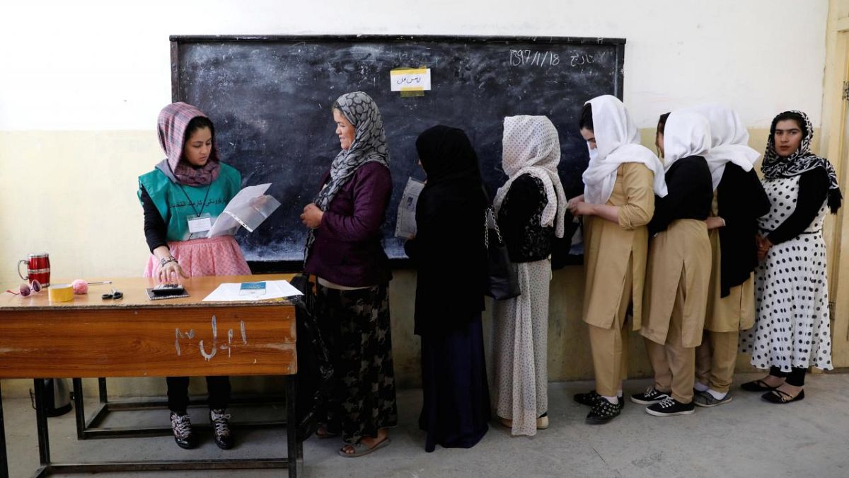 Afganistan'da oy kullanan kadınlar 
