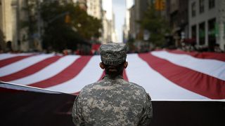 جندية في الجيش الأمريكي تحمل العلم 