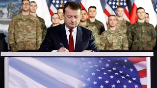 Министр обороны Польши Мариуш Блащак подписывает договор о покупке HIMARS