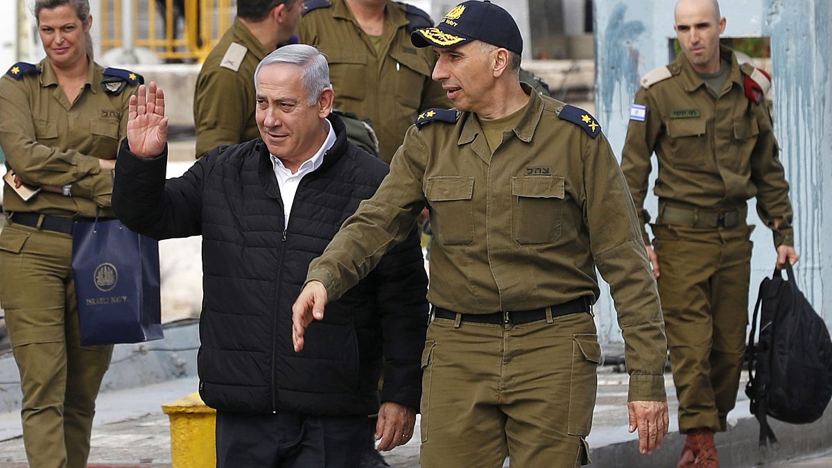 رئيس الوزراء الإسرائيلي بنيامين نتنياهو خلال تفقده لمنظومة القبة الحديدية