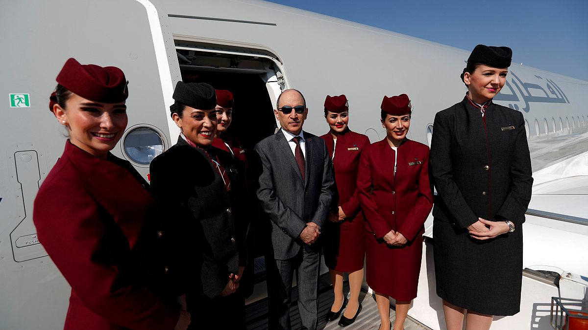 الرئيس التنفيذي للخطوط الجوية القطرية أكبر الباكر وسط طاقم القطرية