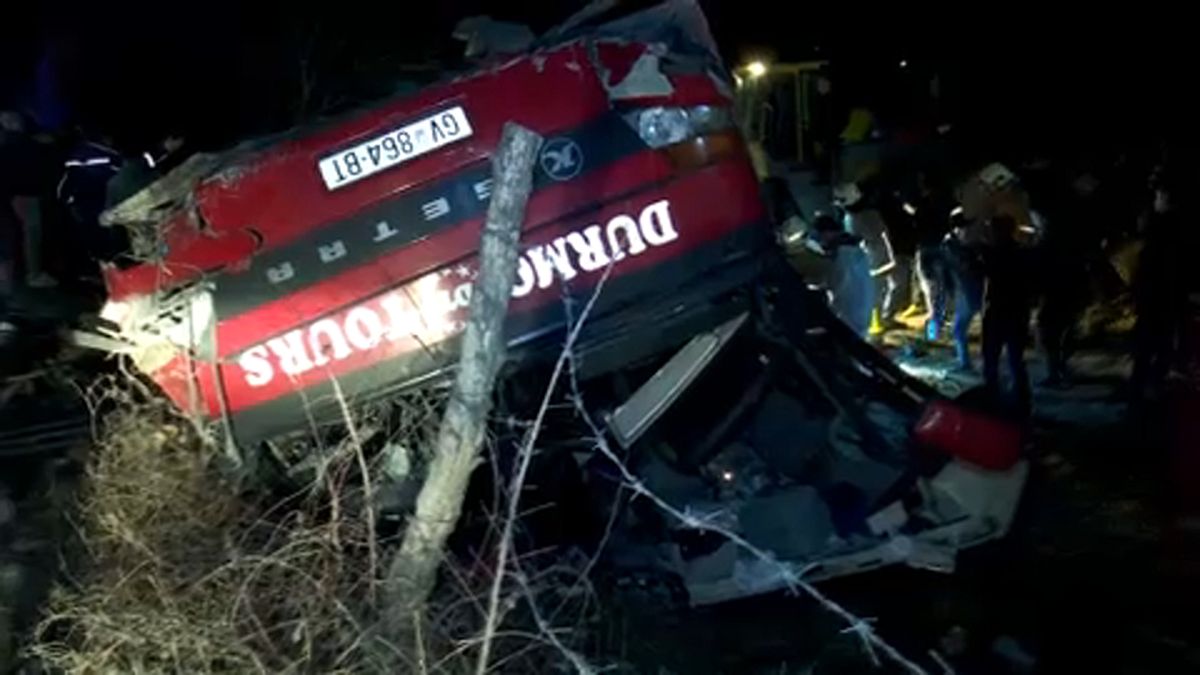 Despiste de autocarro provoca 14 mortos