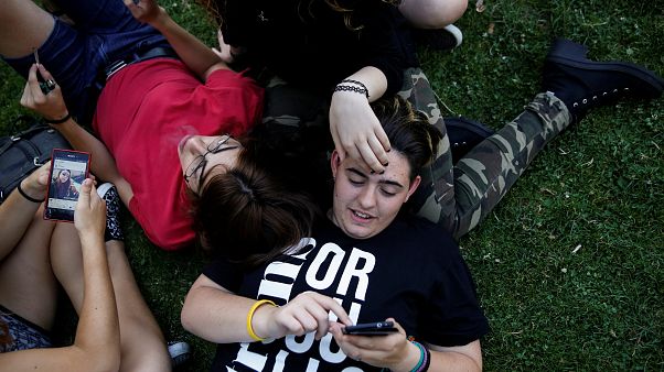 Transgender tizenévesek egy madridi parkban Transgender tizenévesek egy madridi parkban