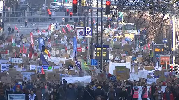 Школьники в Брюсселе продолжают митинговать Школьники в Брюсселе продолжают митинговать