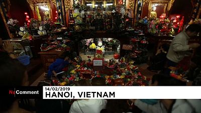 شاهد.. فيتناميون يحتفلون بعيد الحب عند معبد عمره ألف عام