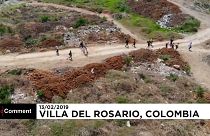 شاهد.. فنيزويليون يجتازون طرقا وعرة للوصول إلى كولومبيا