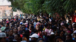 مواطنون فنزويليون ينتظرون للحصول على وجبات غذائية عند مخيم للاجئين