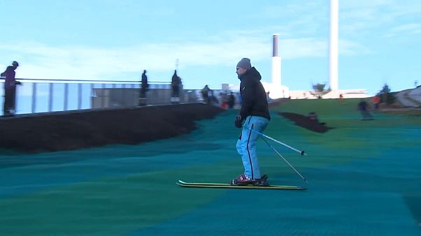 In Dänemark wird jetzt auf einer Müllverbrennungsanlage Ski gefahren In Dänemark wird jetzt auf einer Müllverbrennungsanlage Ski gefahren