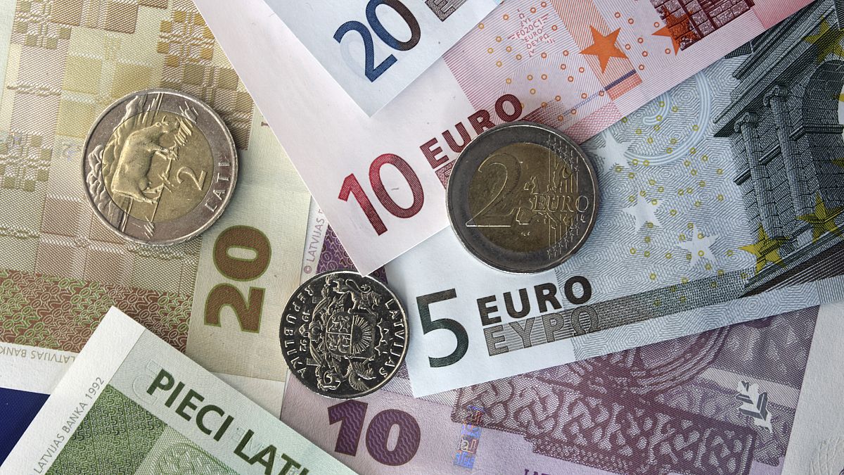 Leszámolna az EP az euróövezeten kívüli átutalások túlzott díjával
