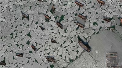 شاهد.. مياه البحر المتجمدة تحاصر مئات القوارب في الصين
