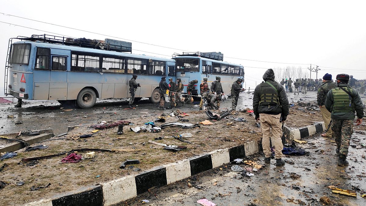 Keşmir'de paramiliter konvoya intihar saldırısı: En az 44 ölü