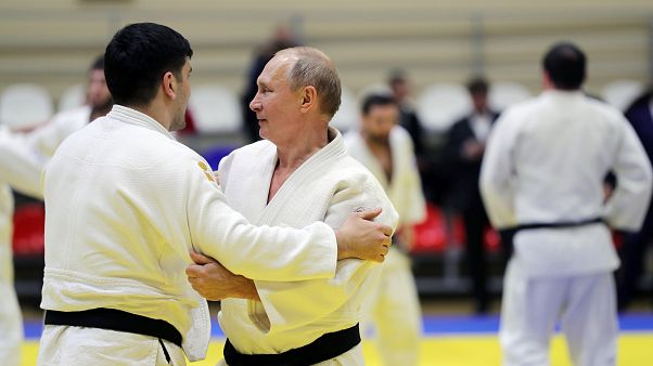Soçi Zirvesi'nin ardından judo minderine çıkan Putin parmağını yaraladı Soçi Zirvesi'nin ardından judo minderine çıkan Putin parmağını yaraladı
